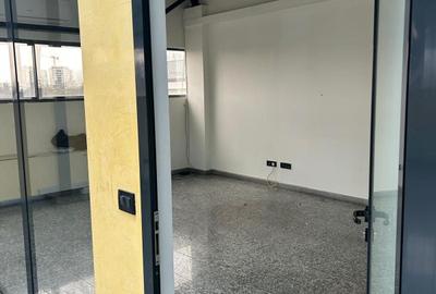 Spațiu comercial, de 250 mp, în Central - 4