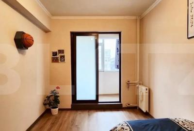 Apartament cu 4 camere semidecomandat în Central