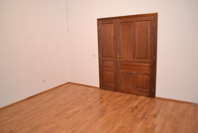 Închiriem birou 67 mp(et.1)-600€, 76 mp(mansarda inalta)- 450€ în zona centrala - 15