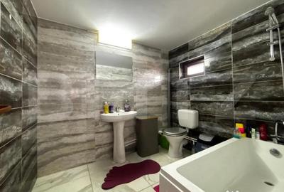 Casă cu 5 camere cu Canalizare în Central - 1