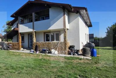 Casă cu 7 camere cu Teren 1200 Mp în Central