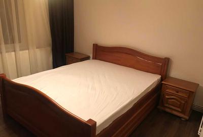 Apartament cu 3 camere decomandat în Teilor
