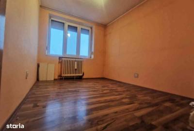 Apartament cu 3 camere decomandat în Decebal