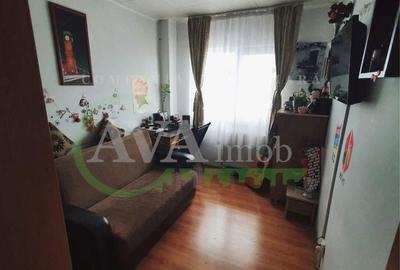 Apartament cu 3 camere decomandat în Milcov