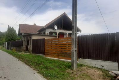 Casă cu 4 camere în Central - 2