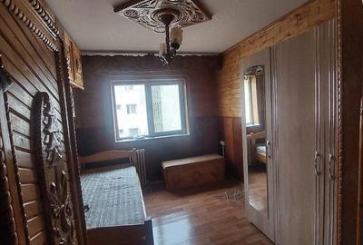 Apartament cu 3 camere decomandat în Tractorul - 1