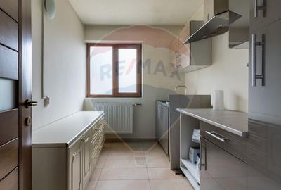 Casă cu 6 camere cu Garaj în Central - 14