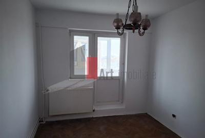 Apartament cu 4 camere decomandat în Central - 1
