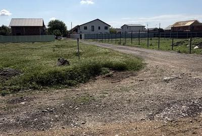 Teren de 305 mp, în Chercea