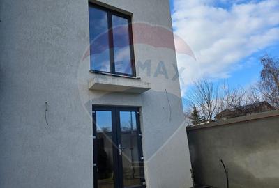 Casa / Vila cu 5 camere de vanzare Casa / Vila cu 5 camere de vanzare - 1