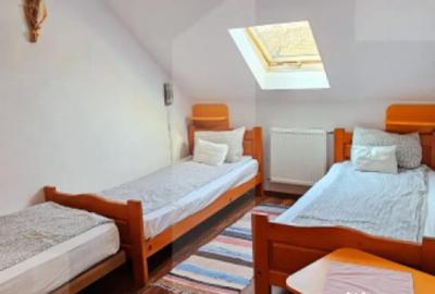 Casă cu 16 camere cu Teren 1663 Mp în Bicfalău - 1