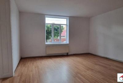 Casă cu 7 camere cu Canalizare în Semicentral - 2