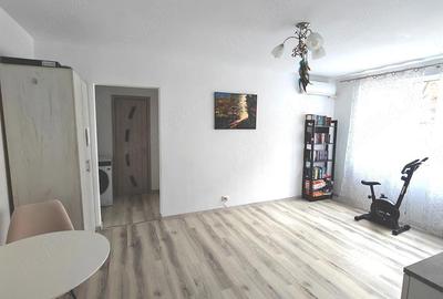 Apartament cu 3 camere semidecomandat în Berceni - 1
