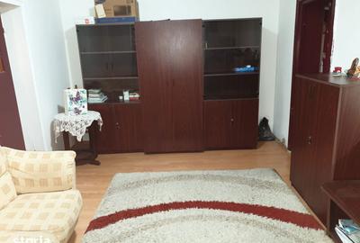 Apartament cu 3 camere semidecomandat în Craiovei - 1