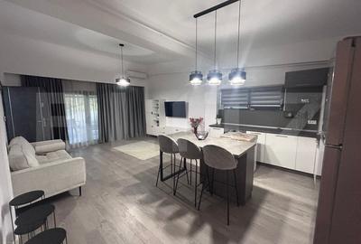 Apartament cu 3 camere semidecomandat, mobilat în Central