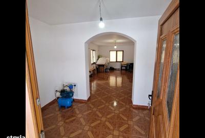 Casă cu 4 camere cu Teren 2676 Mp în Central - 1