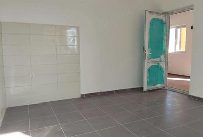 Casă cu 3 camere cu Teren 1000 Mp în Central - 1