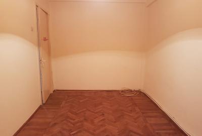 Apartament trei camere, nemobilat, etaj 2, CT, gresie, 9 Mai - 6