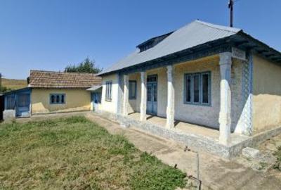 Casă bătrâneasca cu teren 2032mp de vânzare Sat Garvăn Jud. Tulcea