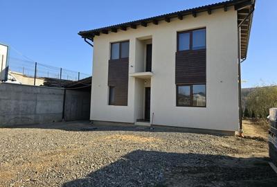 Casa  4 camere,2 bai,136 mp, 550 mp teren zona Corunca