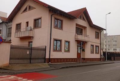 Casă cu 4 camere în 9 Mai - 2