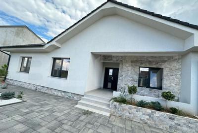 Casa cu 4 dormitoare, 4 bai si 2 bucatarii, terasa si beci - 4