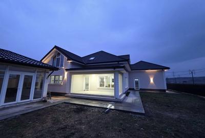 Casă cu 4 camere în Manolești - 2