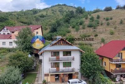 Casa cu priveli?te panoramica spre lac ?i munte Alexandru cel Bun