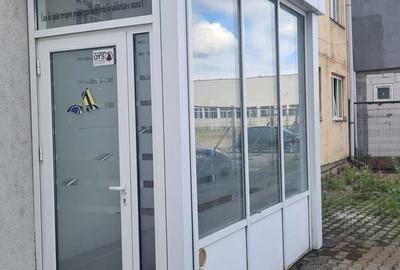 Spațiu comercial, de 29 mp, în Nord - 17
