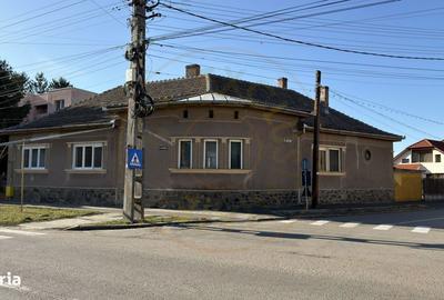 Casă cu 4 camere cu Canalizare în Central - 1