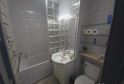Apartament cu 2 camere decomandat în CET - 11