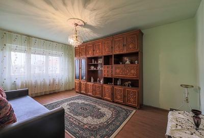 Apartament cu 3 camere decomandat in Zona 300, etaj intermediar - 2