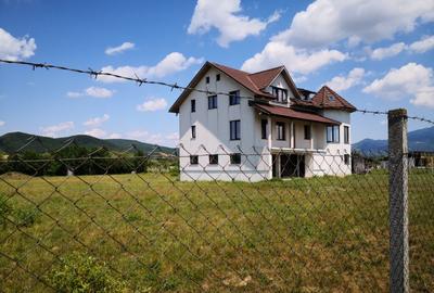 Casa P+1+M, 350 mp, teren 70 ari, Livezile, la 9 km de Bistri?a - 2