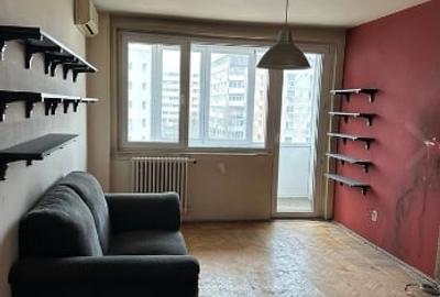 P-ta Iancului metrou, 6/8, decomandat, geam la baie, balcon inchis, AC,stradal.