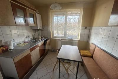 Apartament cu 3 camere semidecomandat, mobilat în Careiului