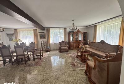 Casă cu 8 camere cu Teren 4750 Mp în Central