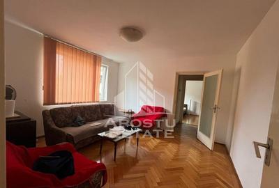 Apartament cu 3 camere semidecomandat în Central