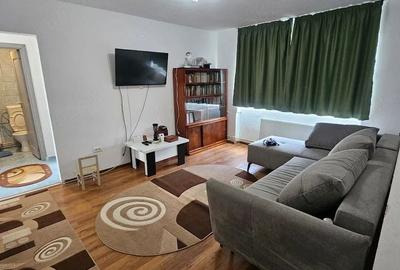 Apartament cu 3 camere semidecomandat, mobilat în Central