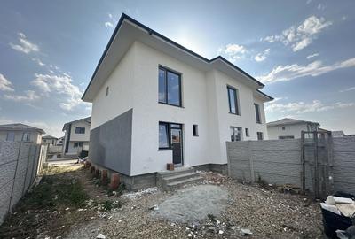 Casă cu 3 camere cu Canalizare în Central - 2