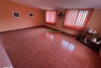 Casă cu 4 camere cu Teren 938 Mp în Central - 2