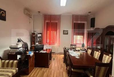 Casă cu 8 camere cu Teren 1000 Mp în Central - 1