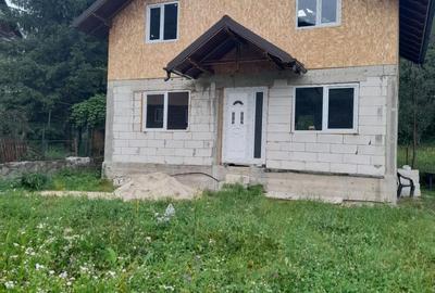 Casă cu 3 camere cu Teren 400 Mp în Moroeni