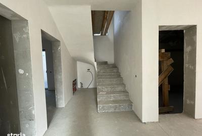 Casă cu 4 camere în Dezmir