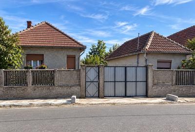 Casă individuală cu 3 camere cu Canalizare în Ineu