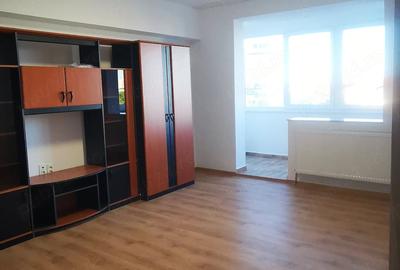 Apartament cu 3 camere decomandat în P-ța Unirii