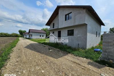 Casă cu 4 camere cu Teren 343 Mp în Comișani - 9