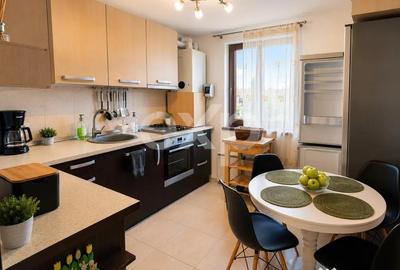 Apartament cu 3 camere decomandat în Tractorul - 1