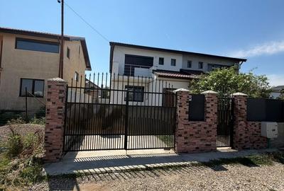 Casă cu 4 camere în Balotești
