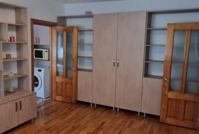 Apartament cu 3 camere semidecomandat, mobilat în Est
