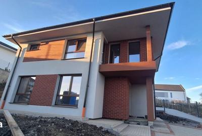 Casă cu 4 camere cu Teren 420 Mp în Dezmir